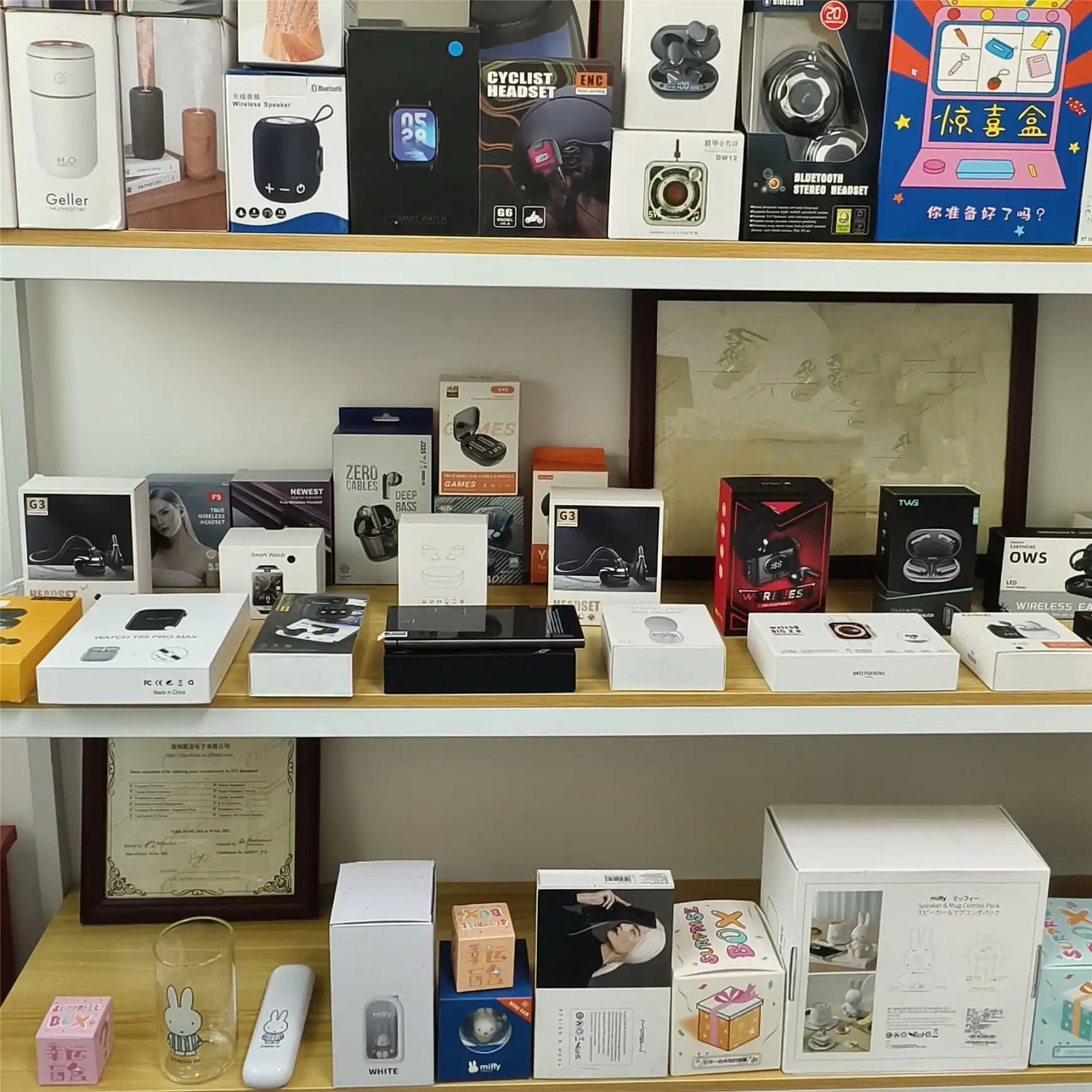 HOT Surprise Lucky Lucky Mystery Box Surprise Mysterious Boxes Smartwatch Game Controller Party Electronic Watches Mobile Phone